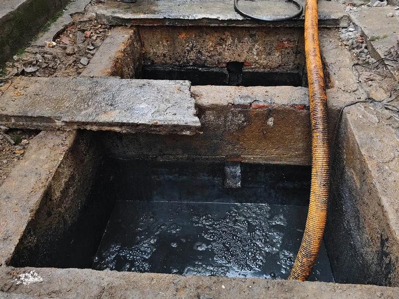 三步两桥清理化粪池